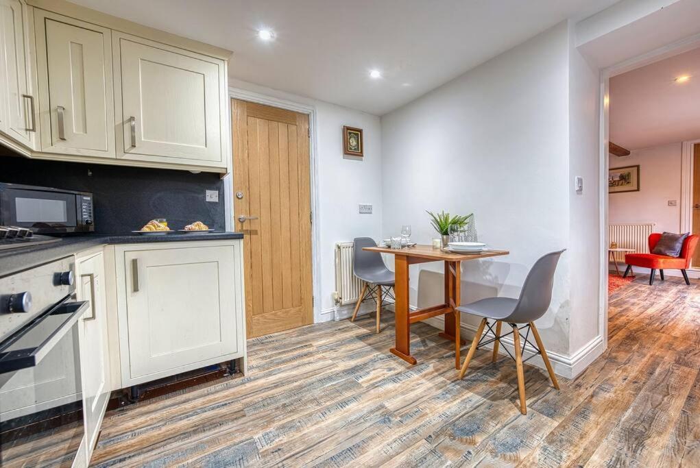 Delightful Two-Bedroom Cottage In The Heart Of Bakewell Eksteriør billede