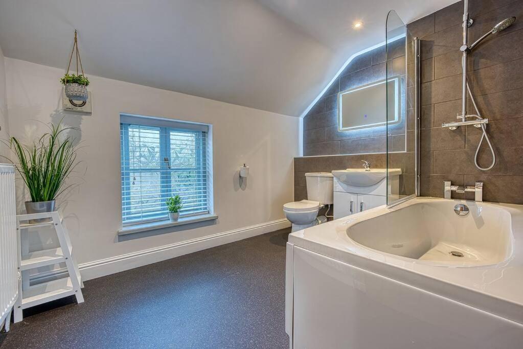 Delightful Two-Bedroom Cottage In The Heart Of Bakewell Eksteriør billede